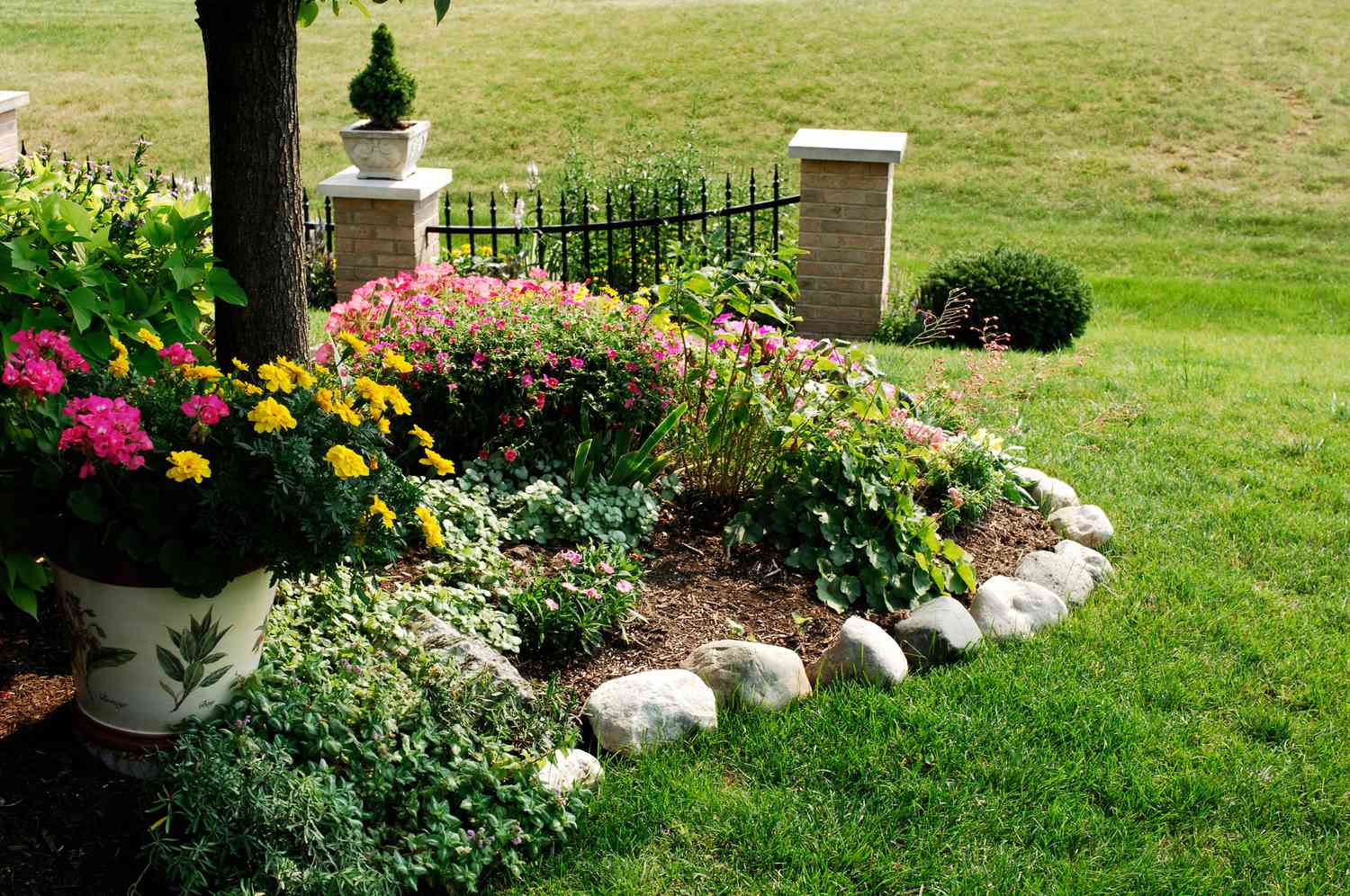 Flower Bed Edging Ideas - Creative Gardeners 2024